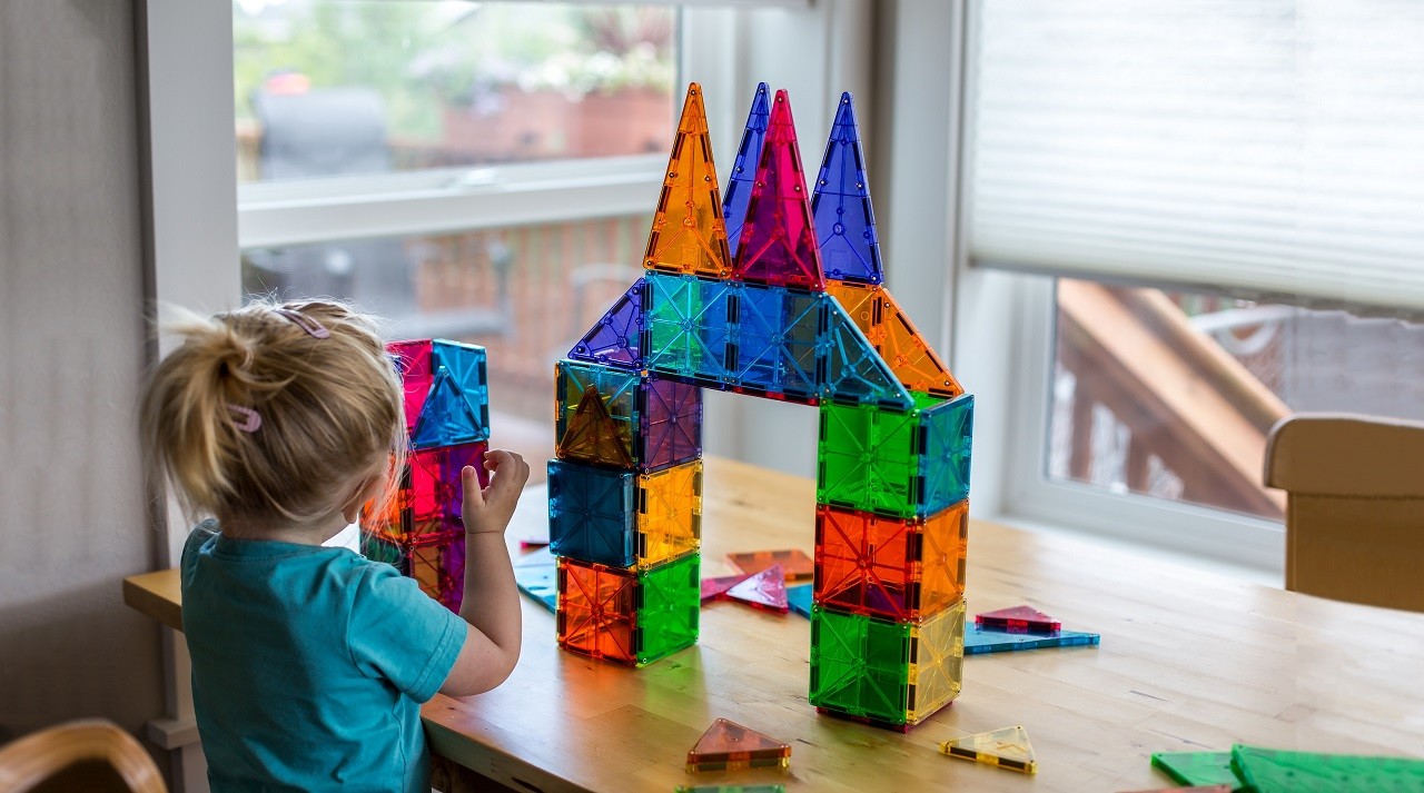 Colourful magnetic building tiles